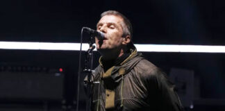 Fan de Oasis muere, al caer de una grada durante uno de sus conciertos en Wembley Fan de Oasis muere, al caer de una grada durante uno de sus conciertos en Wembley