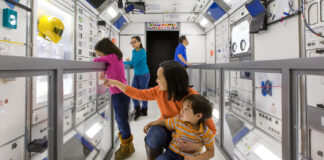 Exhibición de la NASA se presenta en la Feria Estatal de Minnesota Exhibición de la NASA se presenta en la Feria Estatal de Minnesota