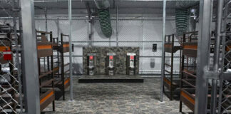 Kristi Noem anuncia “Speedway Slammer”; nuevo centro de detención de migrantes, en Indiana Kristi Noem anuncia “Speedway Slammer”; nuevo centro de detención de migrantes, en Indiana