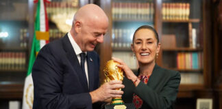 Claudia Sheinbaum recibe la Copa del Mundo en manos del presidente de la FIFA Claudia Sheinbaum recibe la Copa del Mundo en manos del presidente de la FIFA