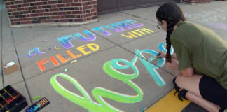 El arte con tiza adorna la Escuela Anunciación para el regreso de los estudiantes El arte con tiza adorna la Escuela Anunciación para el regreso de los estudiantes