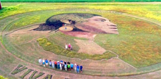 Artista crea impresionante homenaje a la mujer indígena mexicana en cultivos de Kansas Artista crea impresionante homenaje a la mujer indígena mexicana en cultivos de EEUU