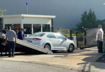 Hombre estrella un vehículo contra la entrada del FBI en Pittsburgh y huye Hombre estrella un vehículo contra la entrada del FBI en Pittsburgh y huye