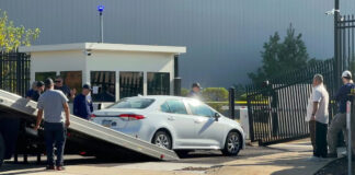 Hombre estrella un vehículo contra la entrada del FBI en Pittsburgh y huye Hombre estrella un vehículo contra la entrada del FBI en Pittsburgh y huye