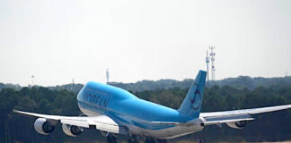 Salen de EEUU más de 300 inmigrantes surcoreanos detenidos en redada a Hyundai Salen de EEUU más de 300 inmigrantes surcoreanos detenidos en redada a Hyundai