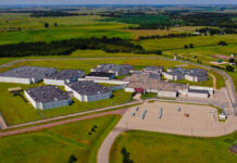 Una comunidad se opone a reabrir prisión privada como centro de detención de ICE Una comunidad se opone a reabrir prisión privada como centro de detención de ICE