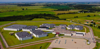 Una comunidad se opone a reabrir prisión privada como centro de detención de ICE Una comunidad se opone a reabrir prisión privada como centro de detención de ICE