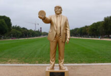 Aparece estatua de Donald Trump sosteniendo un bitcoin, afuera del Capitolio Aparece estatua de Donald Trump sosteniendo un bitcoin, afuera del Capitolio