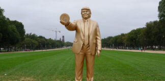 Aparece estatua de Donald Trump sosteniendo un bitcoin, afuera del Capitolio Aparece estatua de Donald Trump sosteniendo un bitcoin, afuera del Capitolio