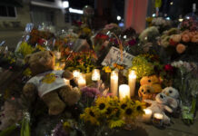 La creciente ofrenda en el lugar de la tragedia cuenta una historia de angustia y esperanza La creciente ofrenda en el lugar de la tragedia cuenta una historia de angustia y esperanza