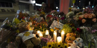 La creciente ofrenda en el lugar de la tragedia cuenta una historia de angustia y esperanza La creciente ofrenda en el lugar de la tragedia cuenta una historia de angustia y esperanza