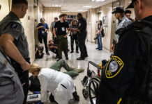 Hospitalizan a periodista tras ser empujado por agentes del ICE en detención en NY Hospitalizan a periodista tras ser empujado por agentes del ICE en detención en NY