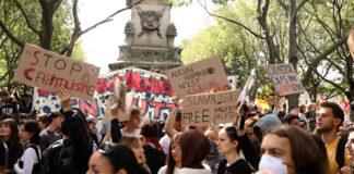 Protestas contra Macron dejan 250 detenidos, carreteras bloqueadas e incendios en Francia Protestas contra Macron dejan 250 detenidos, carreteras bloqueadas e incendios en Francia