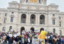 Manifestantes en el Capitolio de MN presionan a legisladores a prohíbir las armas de asalto Manifestantes en el Capitolio de MN presionan a legisladores a prohíbir las armas de asalto