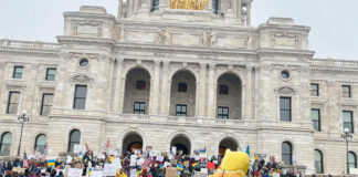 Manifestantes en el Capitolio de MN presionan a legisladores a prohíbir las armas de asalto Manifestantes en el Capitolio de MN presionan a legisladores a prohíbir las armas de asalto