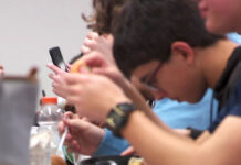 Restricciones de celulares en escuelas arrojan mejores calificaciones y menos peleas Restricciones de celulares en escuelas arrojan mejores calificaciones y menos peleas