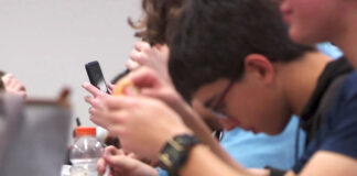 Restricciones de celulares en escuelas arrojan mejores calificaciones y menos peleas Restricciones de celulares en escuelas arrojan mejores calificaciones y menos peleas