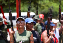 Venezuela entrega armas a civiles y los capacita para defenderse de EEUU Venezuela entrega armas a civiles y los capacita para defenderse de EEUU