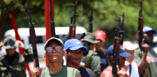Venezuela entrega armas a civiles y los capacita para defenderse de EEUU Venezuela entrega armas a civiles y los capacita para defenderse de EEUU
