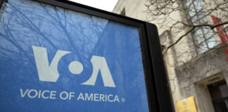 Juez bloquea despido de más de 500 empleados de la Voz de América Juez bloquea despido de más de 500 empleados de la Voz de América