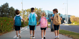 Walz saluda a los niños en el primer día de clases en escuelas y colegios de Minnesota Walz saluda a los niños en el primer día de clases en escuelas y colegios de Minnesota