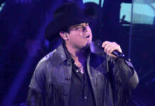 Alfredo Olivas recibe extraño regalo de un espectador y para el concierto en Palenque de Pachuca Alfredo Olivas recibe extraño regalo de un espectador y para el concierto en Palenque de Pachuca