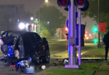 Conductores hospitalizados tras choque de dos autos con un tren en el noreste de Minneapolis Conductores hospitalizados tras choque de dos autos con un tren en el noreste de Minneapolis
