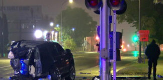 Conductores hospitalizados tras choque de dos autos con un tren en el noreste de Minneapolis Conductores hospitalizados tras choque de dos autos con un tren en el noreste de Minneapolis