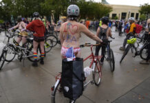 Ciclistas desnudos protestan contra presencia de tropas federales en Portland Ciclistas desnudos protestan contra presencia de tropas federales en Portland