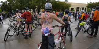 Ciclistas desnudos protestan contra presencia de tropas federales en Portland Ciclistas desnudos protestan contra presencia de tropas federales en Portland