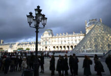 Detienen a otras 5 personas en relación con el robo de joyas en el Museo de Louvre Detienen a otras 5 personas en relación con el robo de joyas en el Museo de Louvre