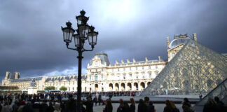 Detienen a otras 5 personas en relación con el robo de joyas en el Museo de Louvre Detienen a otras 5 personas en relación con el robo de joyas en el Museo de Louvre