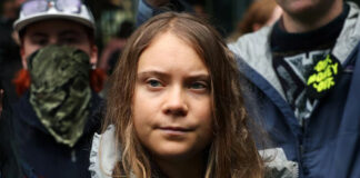 Greta Thunberg fue golpeada, arrastrada y obligada a besar bandera de Israel Greta Thunberg fue golpeada, arrastrada y obligada a besar bandera de Israel