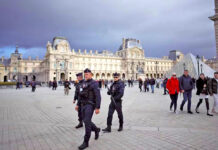 Encarcelan provisionalmente a dos sospechosos por el robo del Louvre en París Encarcelan provisionalmente a dos sospechosos por el robo del Louvre en París