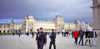 Encarcelan provisionalmente a dos sospechosos por el robo del Louvre en París Encarcelan provisionalmente a dos sospechosos por el robo del Louvre en París