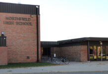 Maestra se declara culpable de enviar fotos de ella, desnuda, a chicos de Northfield High School Maestra se declara culpable de enviar fotos de ella, desnuda, a chicos de Northfield High School