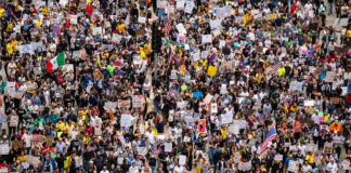 7 millones marchan en EEUU en repudio a Trump mientra él se burla de ellos 7 millones marchan en EEUU en repudio a Trump mientra él se burla de ellos