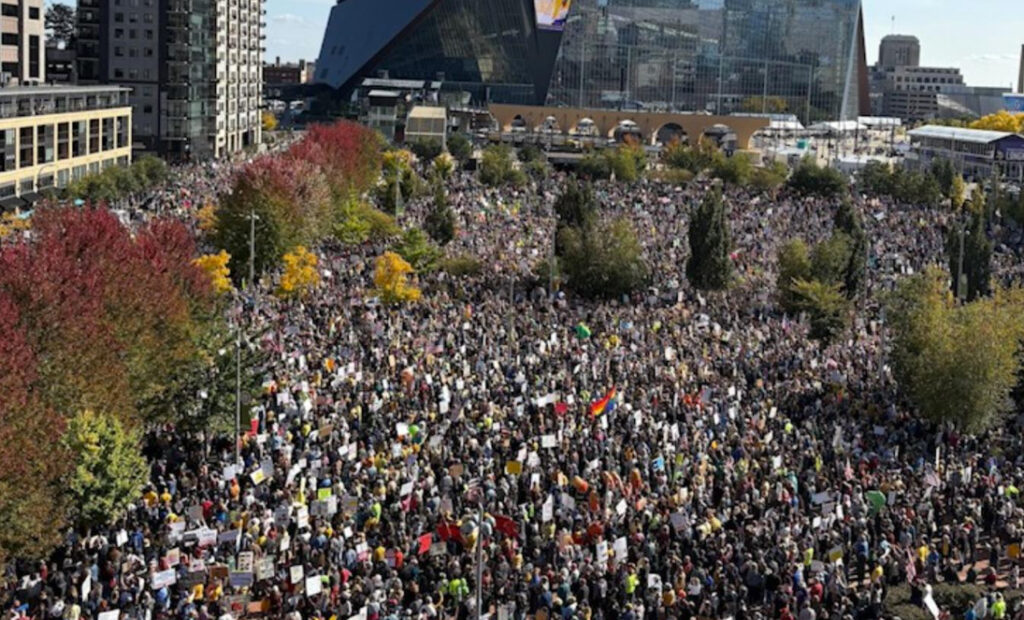Miles atienden a la marcha 'No Kings' en protesta a las políticas de Trump en las Twin Cities