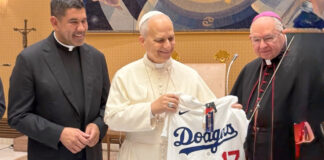 El Papa León XIV recibió una franela de Ohtani ¿Piden milagro los Dodgers? El Papa León XIV recibió una franela de Ohtani ¿Piden milagro los Dodgers?