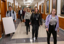 Periodistas abandonan el Pentágono en rechazo a nuevas normas sobre prensa Periodistas abandonan el Pentágono en rechazo a nuevas normas sobre prensa