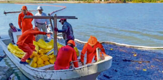 Suman 345 mil litros de crudo recuperado tras derrame en ríos de Veracruz Suman 345 mil litros de crudo recuperado tras derrame en ríos de Veracruz