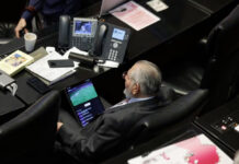 Castigarán a legisladores mexicanos que se duerman o realicen otras actividades en sesión Castigarán a legisladores mexicanos que se duerman o realicen otras actividades en sesión