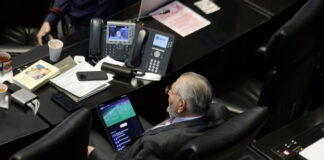 Castigarán a legisladores mexicanos que se duerman o realicen otras actividades en sesión Castigarán a legisladores mexicanos que se duerman o realicen otras actividades en sesión