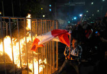 Policía de Perú dispersa a manifestantes antigobierno al frente del Congreso Policía de Perú dispersa a manifestantes que prendieron fuego al frente del Congreso