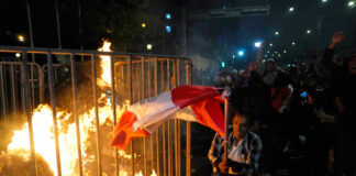 Policía de Perú dispersa a manifestantes antigobierno al frente del Congreso Policía de Perú dispersa a manifestantes que prendieron fuego al frente del Congreso