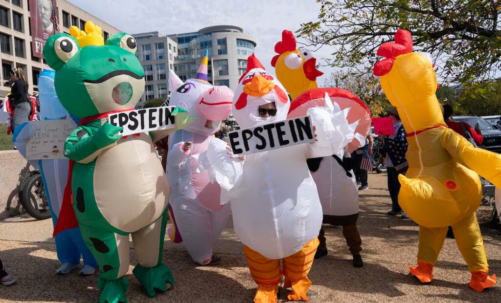 ¿Por qué algunos asistentes usan disfraces de rana y de dinosaurios en la marcha "No Kings"?