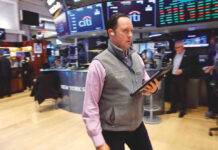 La bolsa de valores de EEUU cierra la semana con triple récord en Wall Street La bolsa de valores de EEUU cierra la semana con triple récord en Wall Street