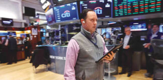 La bolsa de valores de EEUU cierra la semana con triple récord en Wall Street La bolsa de valores de EEUU cierra la semana con triple récord en Wall Street