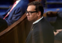 Trump libera al exrepresentante republicano George Santos, preso por fraude federal Trump libera al exrepresentante republicano George Santos, preso por fraude federal