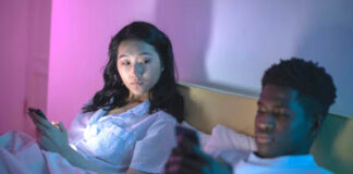 Conoce las consecuencias del “vamping”, el uso excesivo de celulares antes de dormir Conoce las consecuencias del "vamping", el uso excesivo de celulares antes de dormir